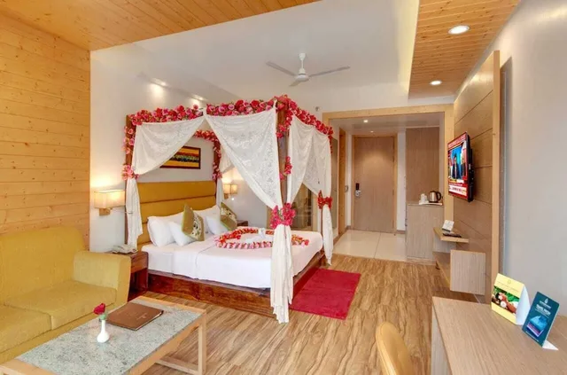 غرفة شهر العسل بسرير كينج، The Orchard Greens Resort 2/3
