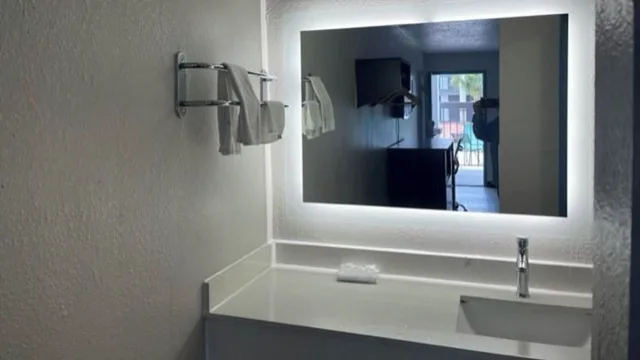 غرفة قياسية بسرير كينج، Hotel Baton Rouge Mid City 6/6