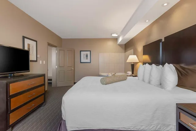 جناح بسرير كينج مع أريكة، Best Western Plus Moose Jaw 1/4