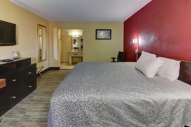 غرفة بسرير كينج لذوي الإعاقة، Econo Lodge Town Center 1/7