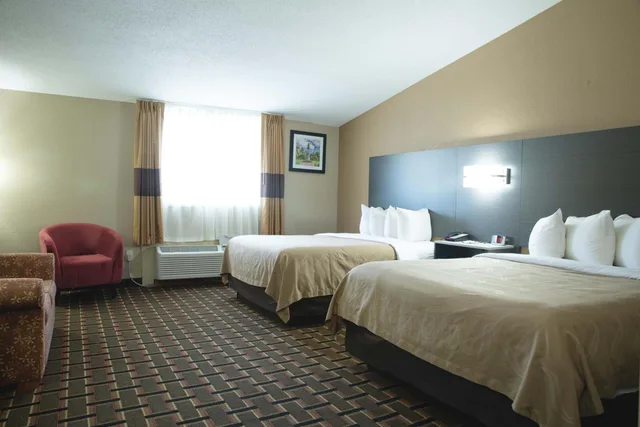 Deluxe, 2 Queen Beds, Quality Inn Raynham - Taunton 3/10