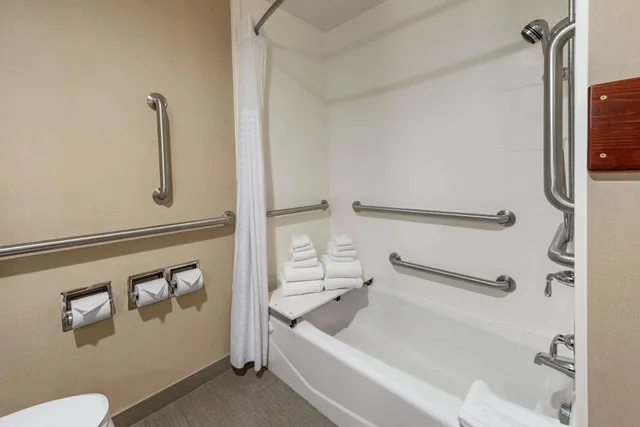 جناح بسريرين كوين لذوي الإعاقة، Comfort Inn & Suites 5/5