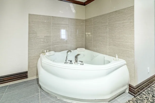جناح بريميوم بسرير كينج بحوض جاكوزي، Woodbine Hotel and Suites 4/5