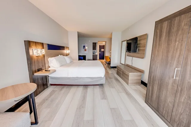 جناح بسرير كينج مع أريكة بمنطقة جلوس، Holiday Inn Express Hotel Suites Columbus Univ Area Osu 1/6