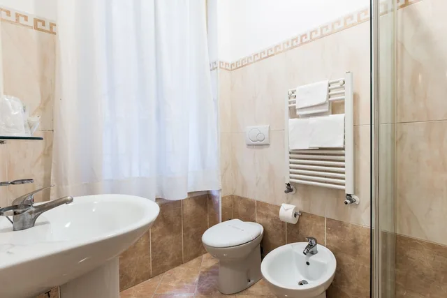 غرفة رباعية بسرير مزدوج وسريرين منفصلين، HOTEL AGLI ARTISTI 4/6