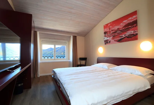 غرفة بسريرين منفصلين بإطلالة على البحيرة بغرفة نوم واحدة، Hotel Elvezia 1/2