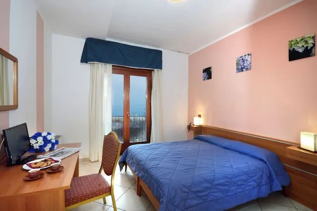 غرفة قياسية بسرير مزدوج أو سريرين منفصلين بشرفة، Royal Hotel Montevergine 2/10