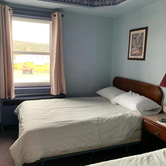 غرفة بسرير كينج وسريرين كوين، Lakeview Hotel 1/10