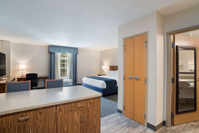 غرفة كبيرة بسرير كينج، SureStay Plus Hotel By Best Western Elizabethtown Hershey 5/7