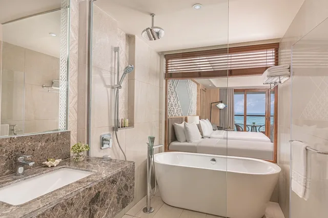 غرفة غراند بسرير كينج بإطلالة على الشاطئ، Henann Premier Coast Resort 2/2