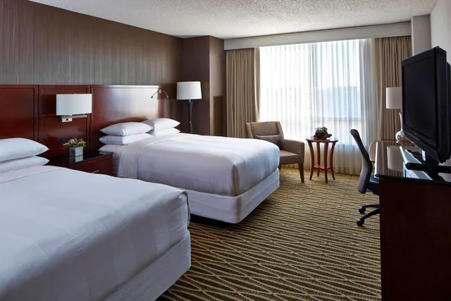 غرفة ديلوكس بسرير مزدوج في طابق مرتفع، Minneapolis Marriott Southwest 2/2