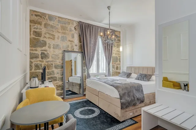 Deluxe, King Bed, City View, Silver Gate Rooms Dioklecijan Palace 2/5