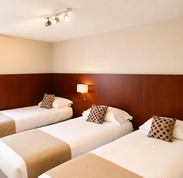 Standard, 1 Double and 3 Single Beds، Kyriad Saint Malo Ouest Dinard 2/4