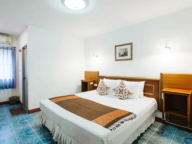 Room, King Bed, No Balcony, Small, Rendezvous Oldtown Chiangmai (SHA Extra Plus) 3/6