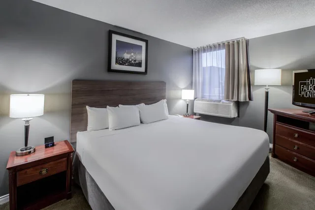 جناح بسرير كينج مع أريكة، Hotel Faubourg Montreal 2/4