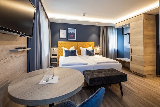 غرفة بسرير مزدوج بإطلالة على الفناء بشرفة، Hotel Konigssee 2/3