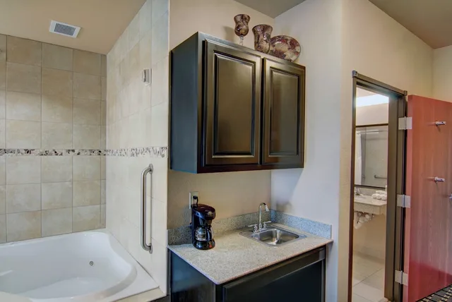 Feature, Standard, King Bed, Jetted Tub, Holiday Inn Express Hotel And Suites Huntsville 2/3