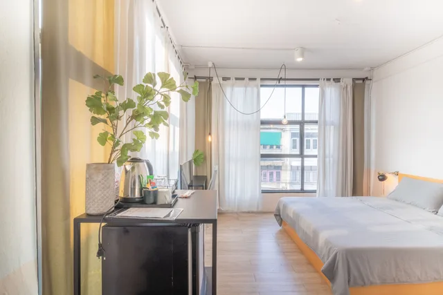 غرفة قياسية بسرير مزدوج بحمام خاص، Beige Poshtels Hostel 3/8