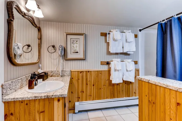 Petite, Suite, Queen and Twin Beds, Ski Tip Lodge 9/9