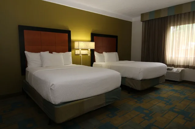 غرفة بسريرين مزدوجين لذوي الإعاقة، La Quinta Inn & Suites by Wyndham St. Pete-Clearwater Airpt 1/5