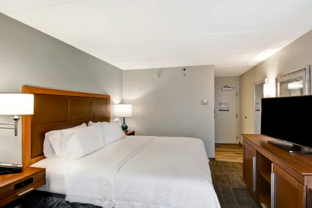غرفة بسرير كينج، Hampton Inn Milford, CT 2/5