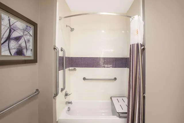 غرفة بسرير كينج بحوض استحمام لذوي الإعاقة، La Quinta Inn And Suites By Wyndham Kingsville 4/5