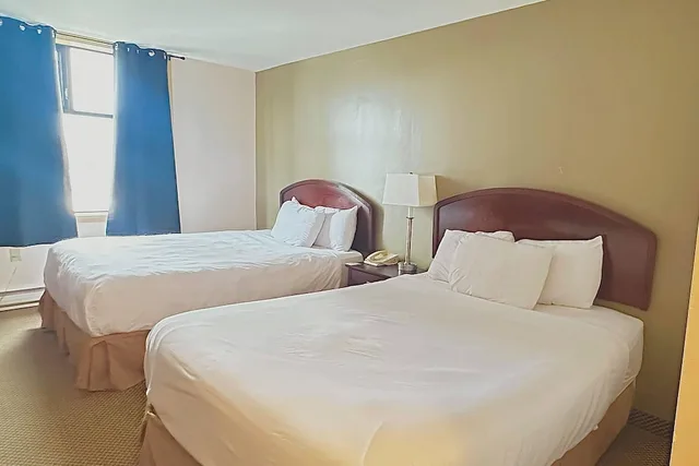 Standard, 2 Queen Beds, Econo Lodge City Centre Kingston 6/10