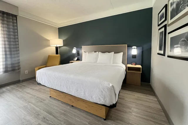 غرفة ديلوكس بسرير كينج لذوي الإعاقة، La Quinta Inn & Suites by Wyndham Dallas Arlington South 5/9