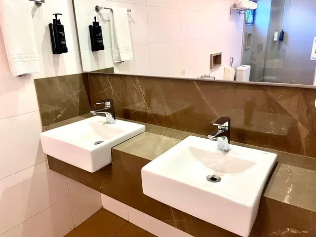 Suite, Oasis Plaza 6/9