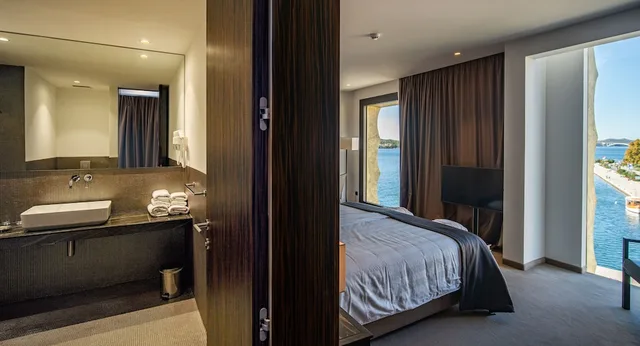 غرفة ديلوكس بسرير كينج بإطلالة على البحر، Hotel Bellevue-Superior City Hotel 6/6