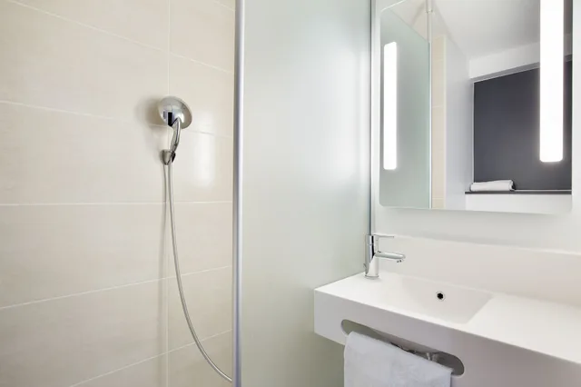 Room, Triple, 1 Double and 1 Single Bed, B&B HOTEL Lyon Centre Perrache 4/4