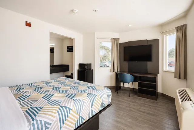غرفة بسرير كوين، Motel6 Westminster, CA - North 1/6