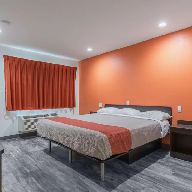 Room, King Bed, Motel6 Barstow, CA - Route 66 6/10
