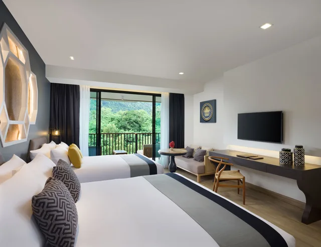 غرفة ديلوكس عائلية بسرير كينج وسرير كوين بإطلالة على الجبل بشرفة، Avista Grande Phuket Karon MGallery 5/10