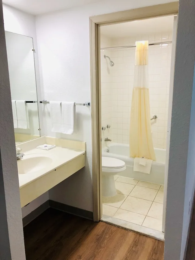 غرفة ديلوكس بسريرين مزدوجين لذوي الإعاقة، Motel6 Falls Church, VA - Arlington Boulevard 5/5