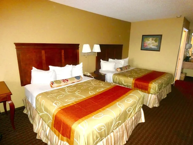 غرفة بسريرين كوين، Americas Best Value Inn Montezuma 2/3