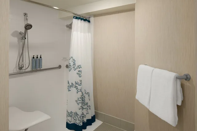 جناح بسرير كينج بشرفة بغرفة نوم واحدة مع أريكة لذوي الإعاقة، Residence Inn Seattle Downtown Lake Union 3/3