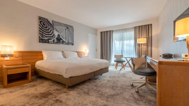 جناح بسرير كينج بإطلالة على البحر، HOLIDAY INN RESORT NICE - PORT SAINT LAURENT 1/7