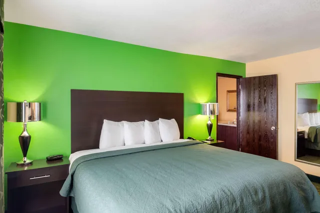 جناح بسرير كينج، Quality Inn Siloam Springs 2/6