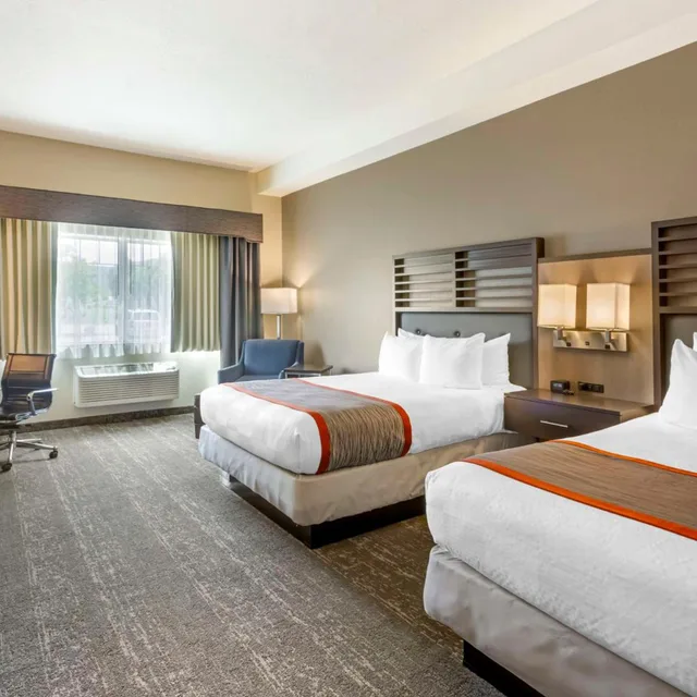 غرفة بسريرين كوين مع أريكة يُسمح فيها بالحيوانات الأليفة، Best Western Plus Heber Valley Hotel 2/3