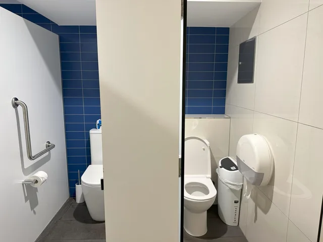 Mixed Dorm, 4 Beds, Balcony, Global Backpackers On The Waterfront 2/4