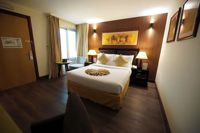 غرفة قياسية بسرير كوين للمدخنين، Villaggio Hotel and Resort Abu Dhabi 1/3