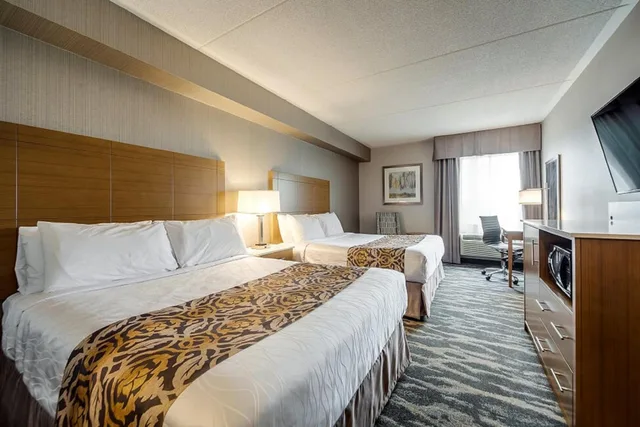 غرفة قياسية بسرير كينج وسريرين كوين، Monte Carlo Inn Brampton Suites 2/8