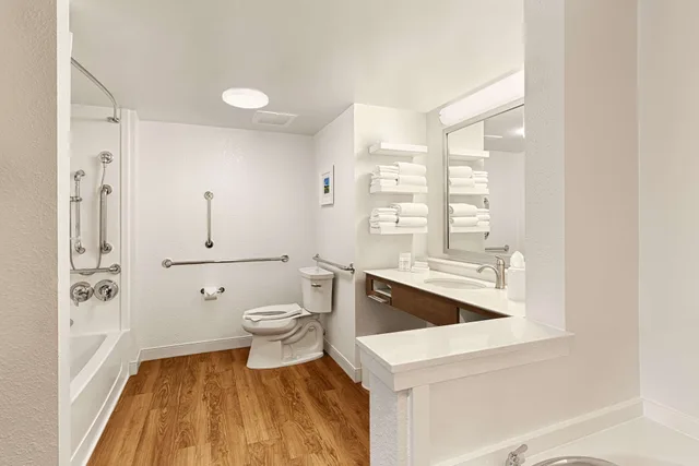 جناح بسرير كينج مع أريكة لذوي الإعاقة، Hampton Inn Pawley's Island 4/4