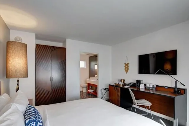 غرفة بسرير كينج، V Capri Palm Springs, a Dolce by Wyndham 1/5
