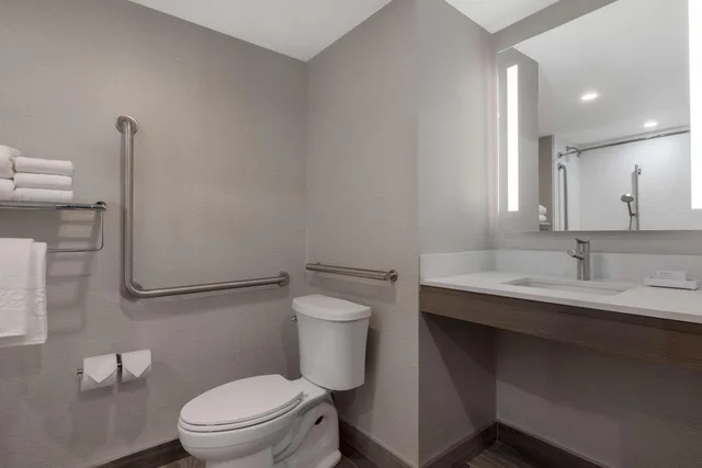 جناح استوديو بسرير كينج وسرير كوين بحوض استحمام لذوي الإعاقة، Home2 Suites by Hilton Kingston 6/9