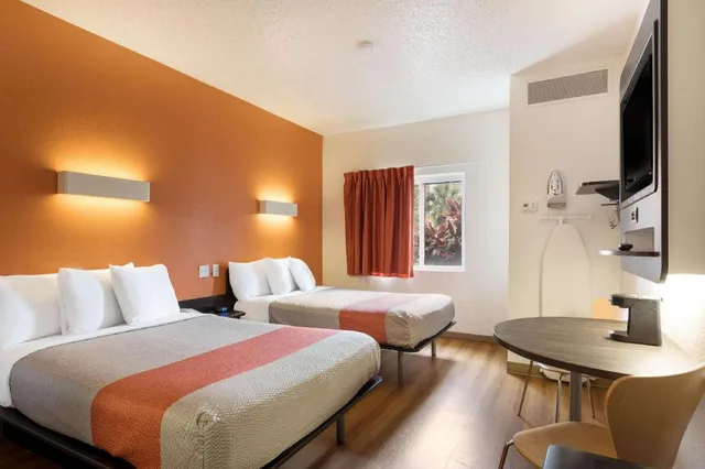 2 Full Beds Micfridge، Motel6 Orlando, FL - International Dr 1/6