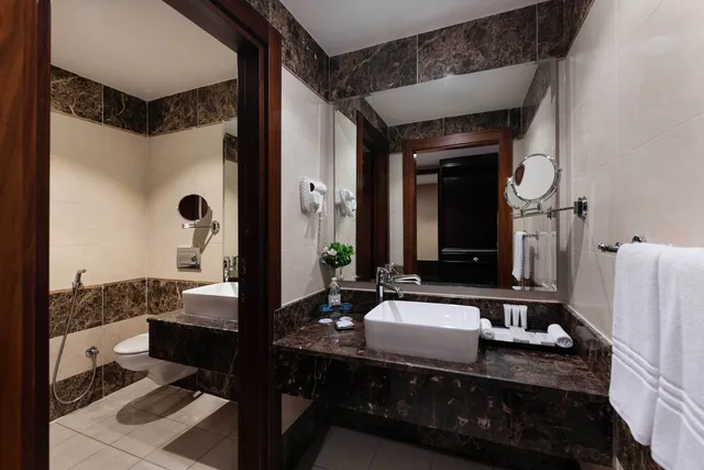 جناح تنفيذي بسرير كينج وسرير فردي بغرفتي نوم بمطبخ، فندق ورويك جدة(Warwick Hotel Jeddah) 3/4