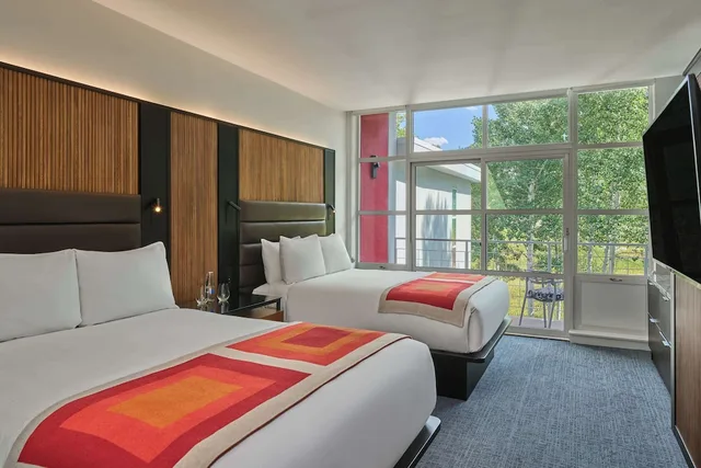 Mountain, Junior Suite, 2 Queen Beds, Sofa، Aspen Meadows Resort 1/3