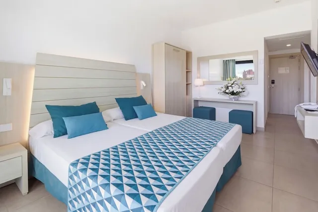 غرفة قياسية ثلاثية بثلاثة أسرّة بشرفة، Hotel Luxor 2/4